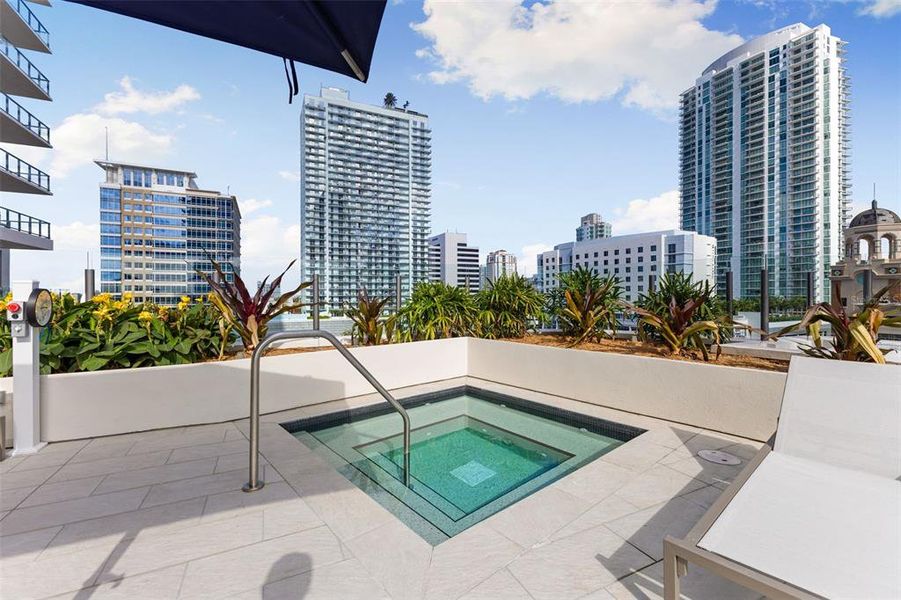 Condo located in St. Petersburg, FL showcasing its design and architecture (Image 3). Condo located in St. Petersburg, FL showcasing its design and architecture (Image 3).