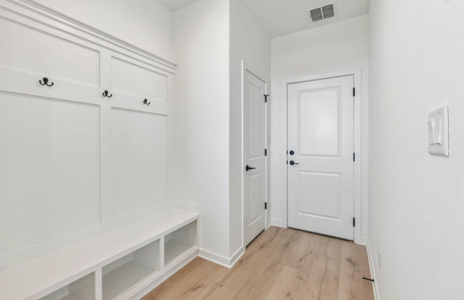 Spacious, unfurnished interior of a new home in Sunfield, Buda (Image 23).