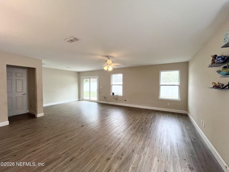 Spacious, unfurnished interior of a new home in , Jacksonville (Image 9).