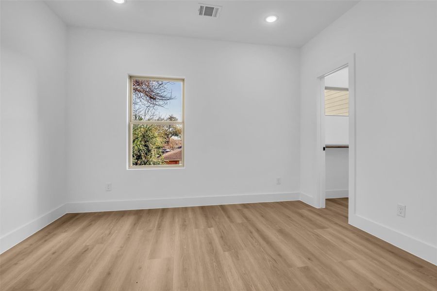 Third bedroom up also has large walk in closet, light and bright. Third bedroom up also has large walk in closet, light and bright.