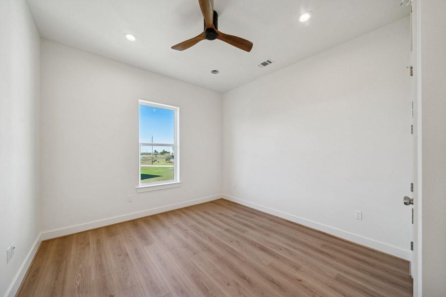 Spacious, unfurnished interior of a new home in , Galveston (Image 35).