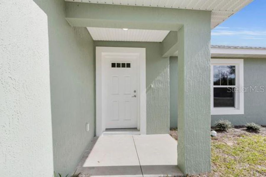 Exterior details and patio area of a home in , Ocala (Image 3).