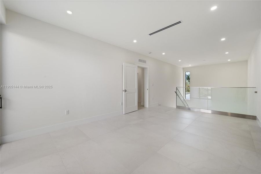 Spacious, unfurnished interior of a new home in , Miami (Image 20).
