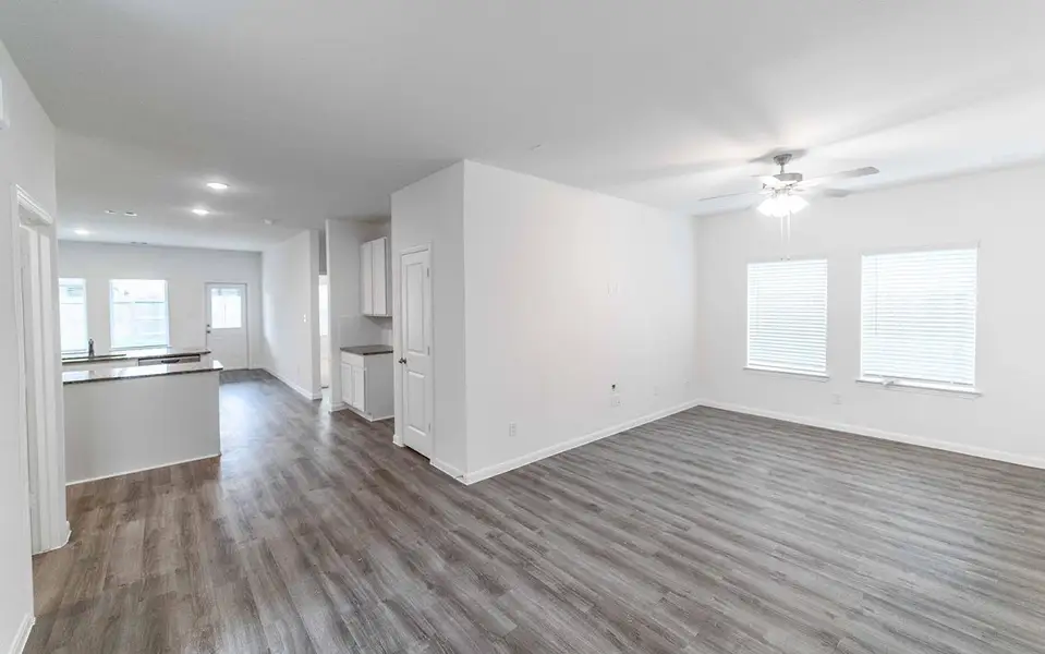 Spacious, unfurnished interior of a new home in Lago Mar, Texas City (Image 13).