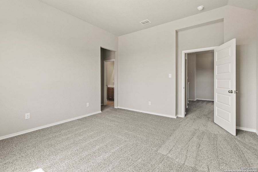 Spacious, unfurnished interior of a new home in Blue Ridge Ranch, San Antonio (Image 15).