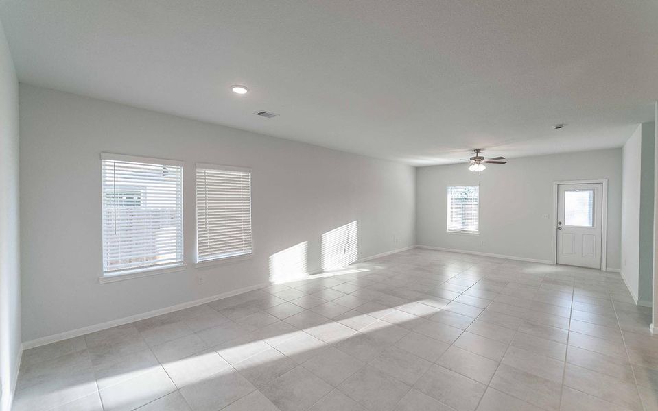 Spacious, unfurnished interior of a new home in Cielo, Conroe (Image 17).
