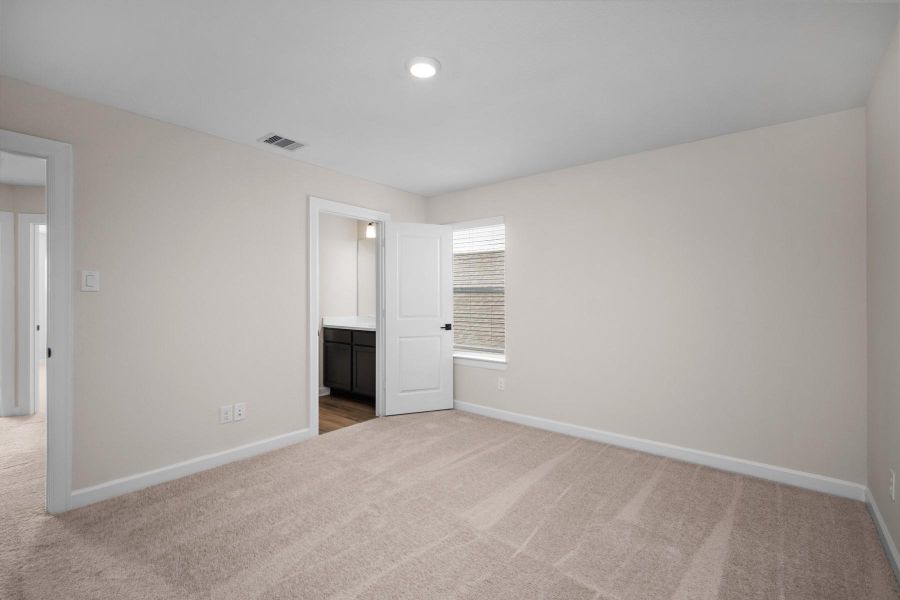 Spacious, unfurnished interior of a new home in Lago Mar, Texas City (Image 14).