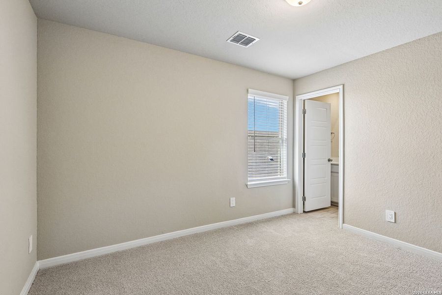 Spacious, unfurnished interior of a new home in Royal Crest, San Antonio (Image 27).