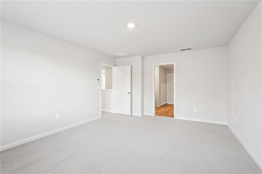 Spacious, unfurnished interior of a new home in Ivey Township, Dallas (Image 25).