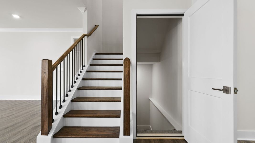 Spacious, unfurnished interior of a new home in Hemlock, Williamston (Image 25).