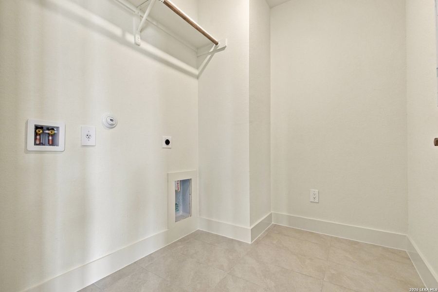 Spacious, unfurnished interior of a new home in Haby Hill 50s, San Antonio (Image 23).