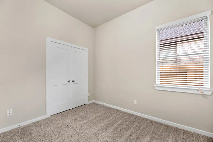 Spacious, unfurnished interior of a new home in Wood Leaf Reserve, Tomball (Image 12).