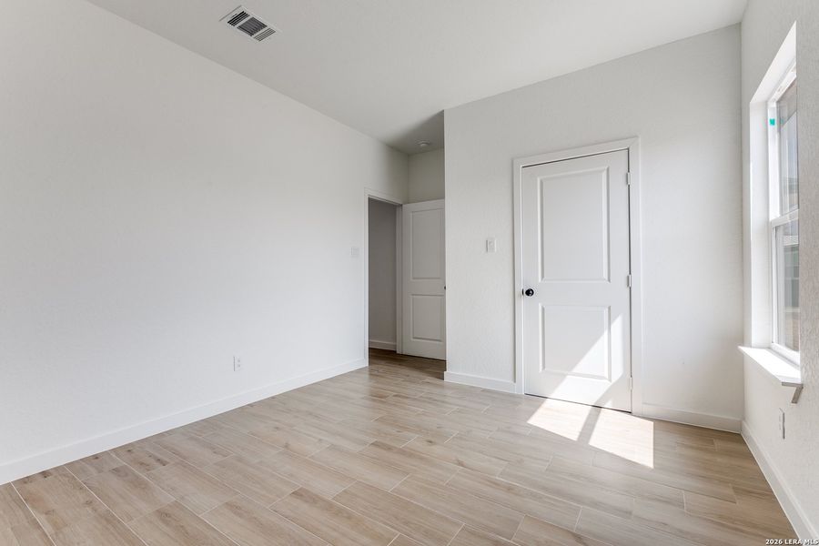 Spacious, unfurnished interior of a new home in , Atascosa (Image 18).