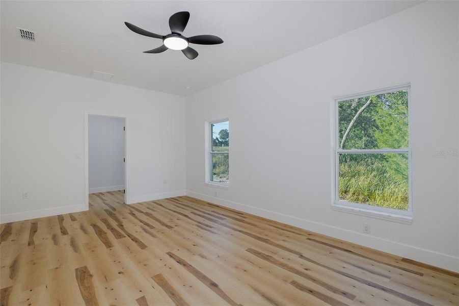 Spacious, unfurnished interior of a new home in , Weeki Wachee (Image 57).