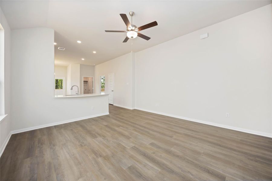 Spacious, unfurnished interior of a new home in Meadow Park, Conroe (Image 21).