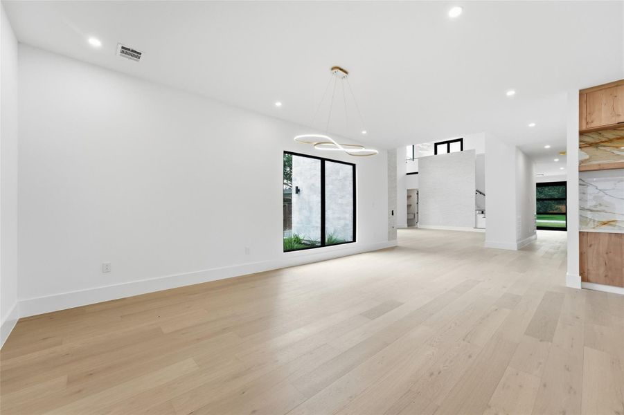 Spacious, unfurnished interior of a new home in , Houston (Image 24).