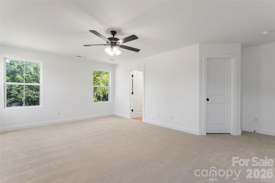 Spacious, unfurnished interior of a new home in , Harrisburg (Image 17).