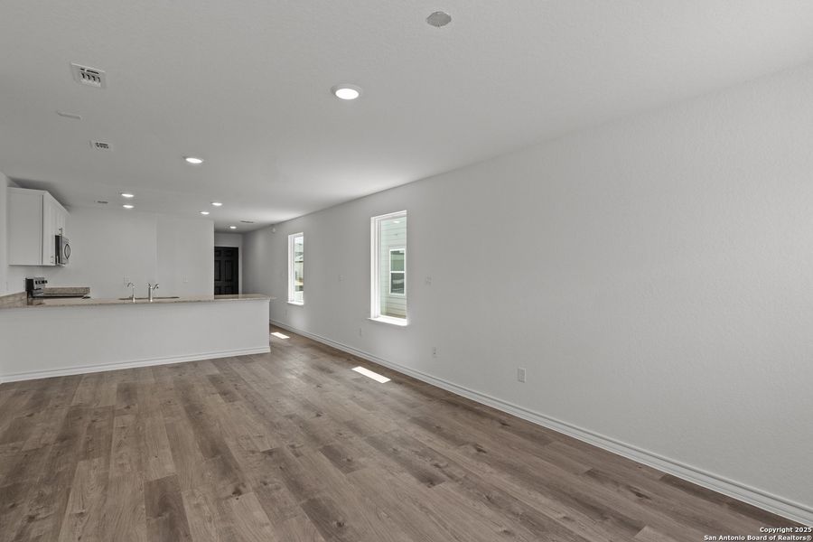 Spacious, unfurnished interior of a new home in Vista Real, Converse (Image 25).