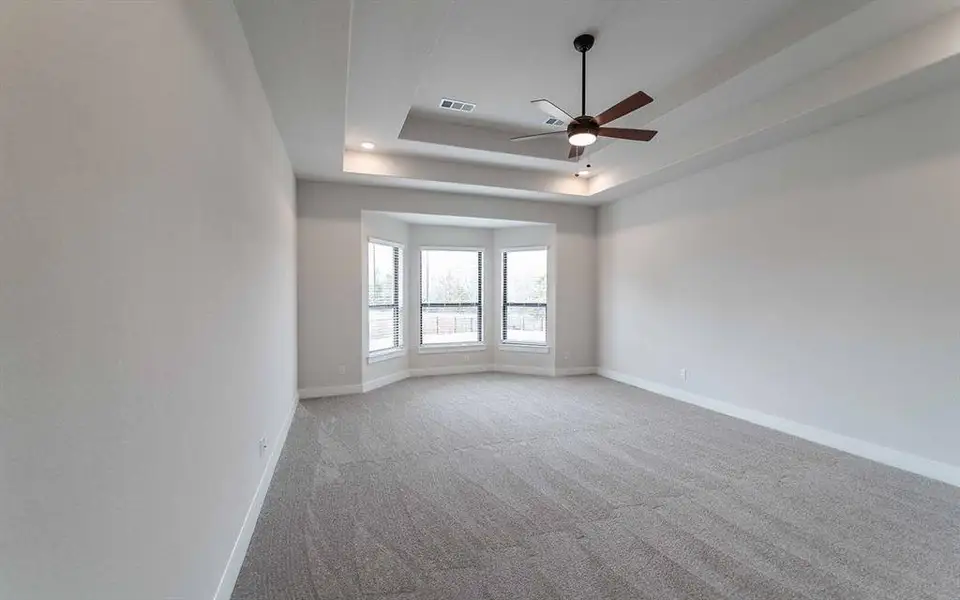Spacious, unfurnished interior of a new home in Heath Golf & Yacht Club, Forney (Image 11).