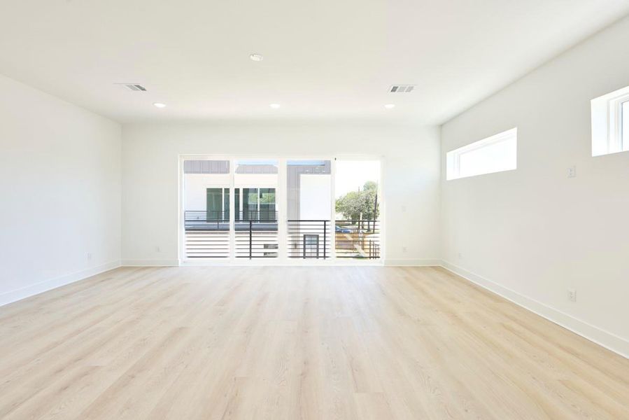 Spacious, unfurnished interior of a new home in , Houston (Image 16).