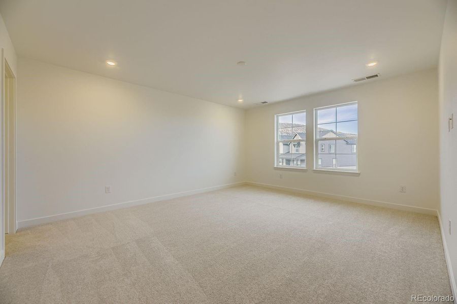 Spacious, unfurnished interior of a new home in Ken-Caryl Ranch, Littleton (Image 16).
