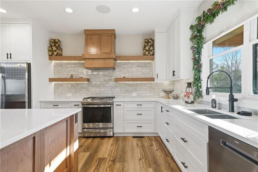Furnished interior view inside a new home in , Jasper (Image 13).