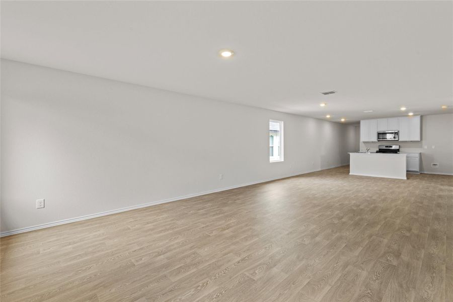 Spacious, unfurnished interior of a new home in Sunset Oaks, Maxwell (Image 24).