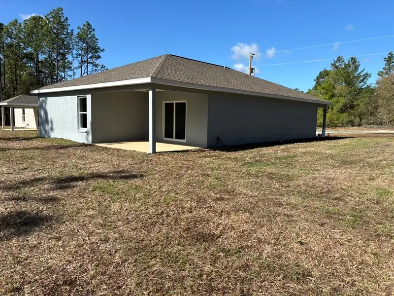 Exterior details and patio area of a home in , Dunnellon (Image 4).