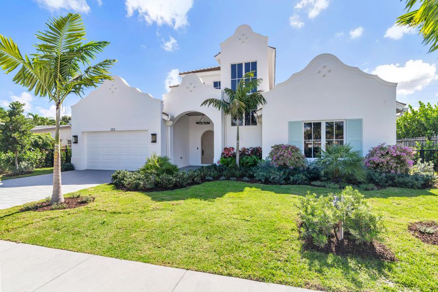 Exterior details and patio area of a home in , West Palm Beach (Image 31).