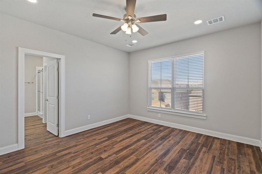 Spacious, unfurnished interior of a new home in , Weatherford (Image 30).
