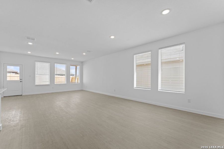 Spacious, unfurnished interior of a new home in Sky Ranch, New Braunfels (Image 9).