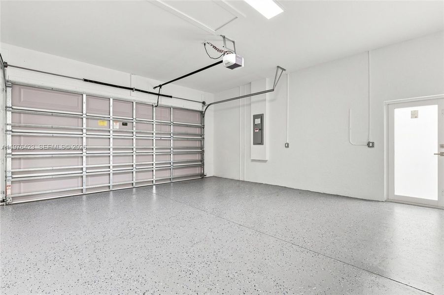 Spacious, unfurnished interior of a new home in , Cape Coral (Image 24).