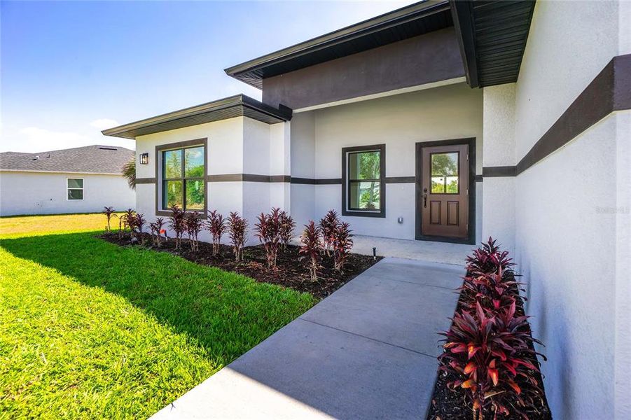 Exterior details and patio area of a home in , Port Charlotte (Image 30).