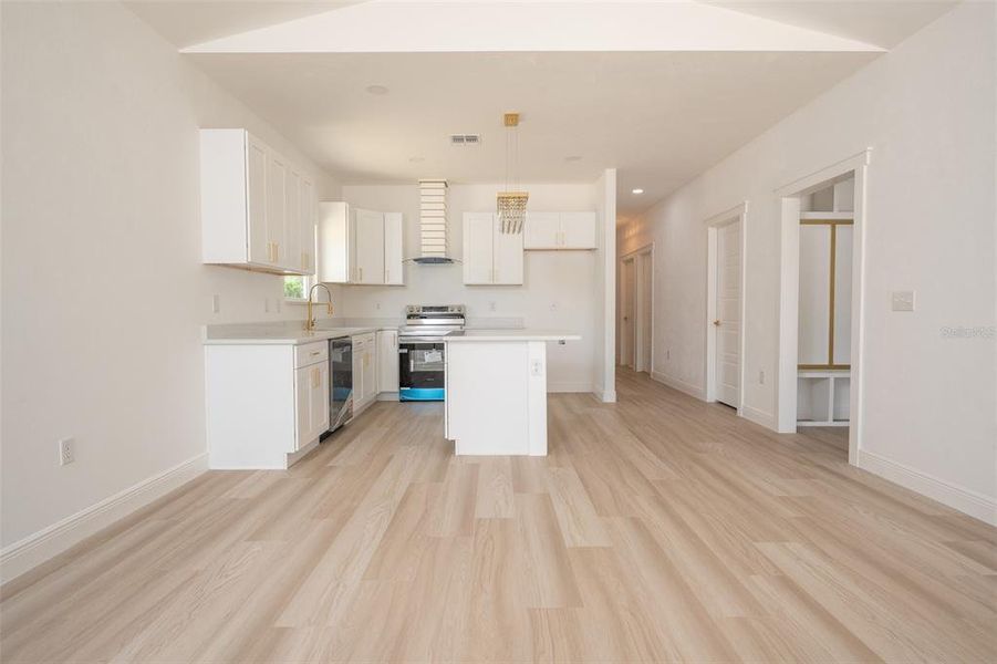 Spacious, unfurnished interior of a new home in , Williston (Image 5).