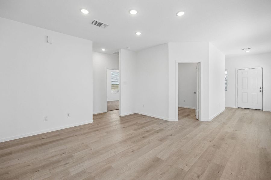 Spacious, unfurnished interior of a new home in Stokesbury, Waller (Image 23).