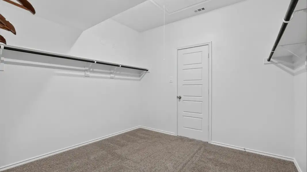 Spacious, unfurnished interior of a new home in Eagle Creek, Denton (Image 21).