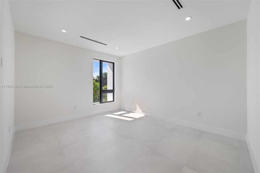 Spacious, unfurnished interior of a new home in , Miami (Image 22).