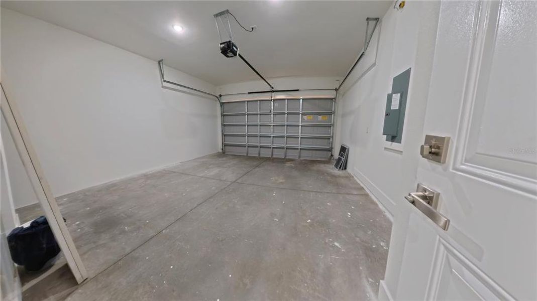 Spacious, unfurnished interior of a new home in , Dunnellon (Image 30).