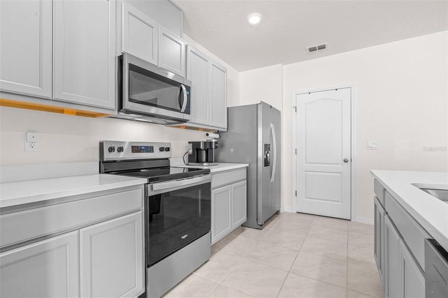 Furnished interior view inside a new home in , Bartow (Image 9).