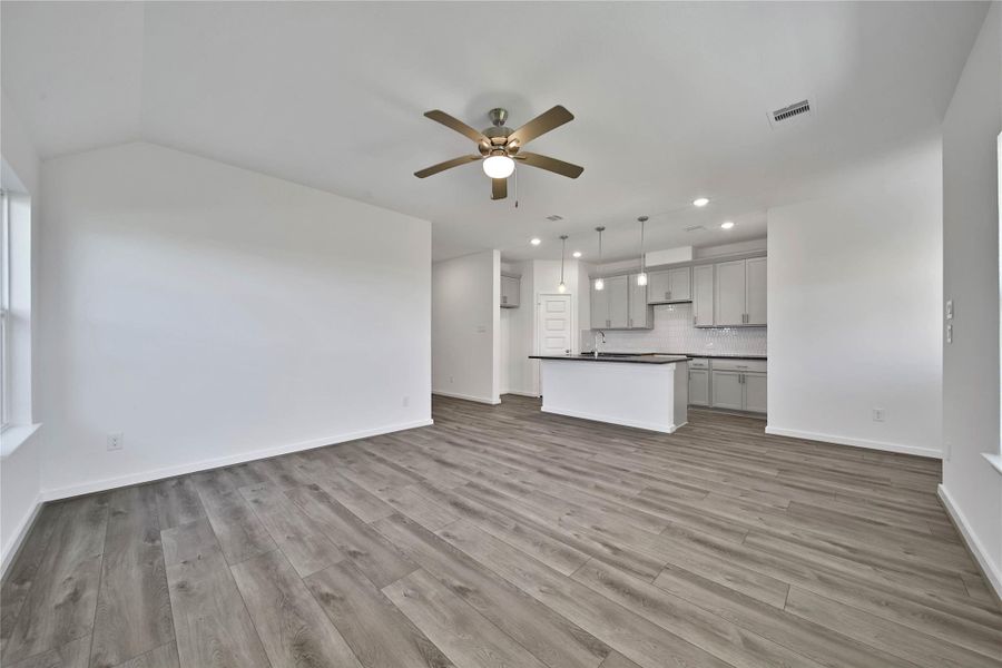 Spacious, unfurnished interior of a new home in , Rosharon (Image 15).