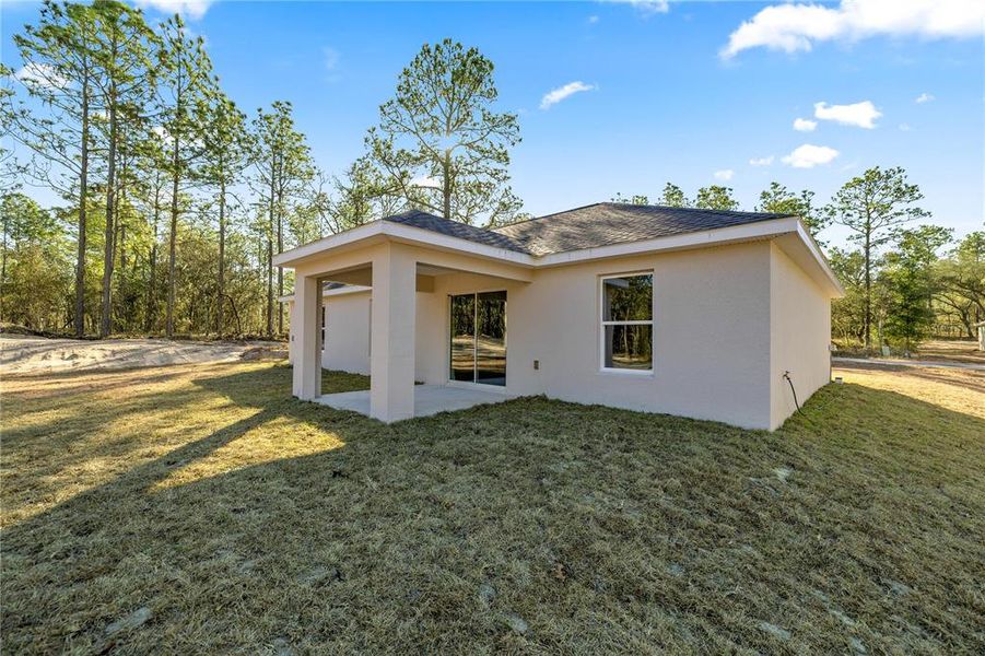 Exterior details and patio area of a home in , Dunnellon (Image 3).