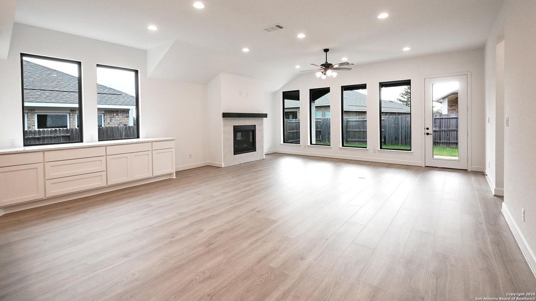 Spacious, unfurnished interior of a new home in Veramendi 60', New Braunfels (Image 14). Spacious, unfurnished interior of a new home in Veramendi 60', New Braunfels (Image 14).