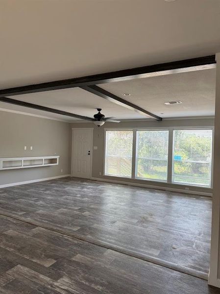 Spacious, unfurnished interior of a new home in , Pelican Bay (Image 10).