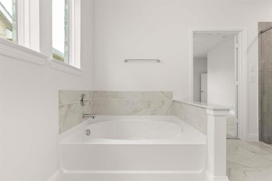 10-1020-wheatland-way-justin-tx-bathtub-primary-bath-timberbrook 10-1020-wheatland-way-justin-tx-bathtub-primary-bath-timberbrook