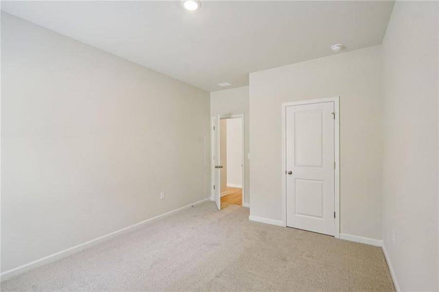 Spacious, unfurnished interior of a new home in Westmont Preserve, Powder Springs (Image 29).