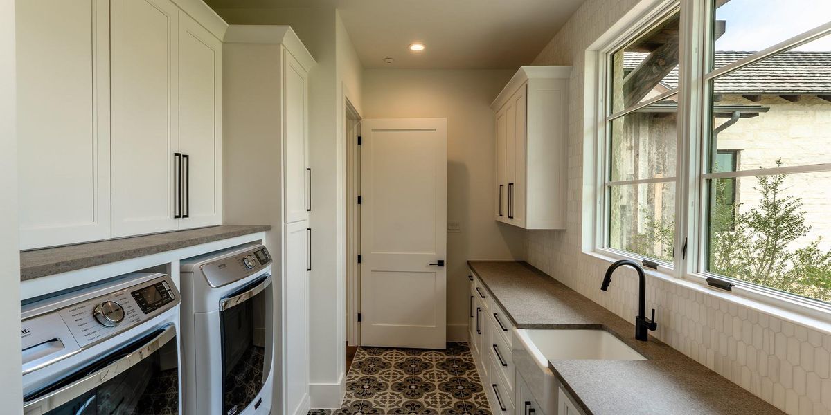 Spacious, unfurnished interior of a new home in , Fredericksburg (Image 9).