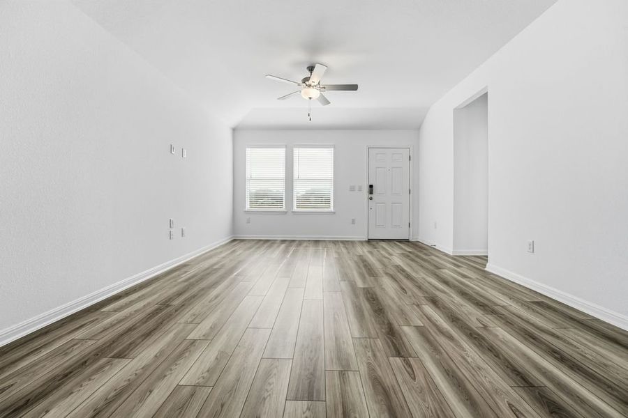 Spacious, unfurnished interior of a new home in Longview, Del Valle (Image 10).