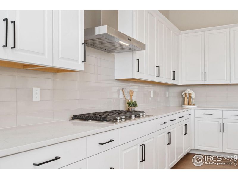 5 gas burner cooktop with exhaust hood!