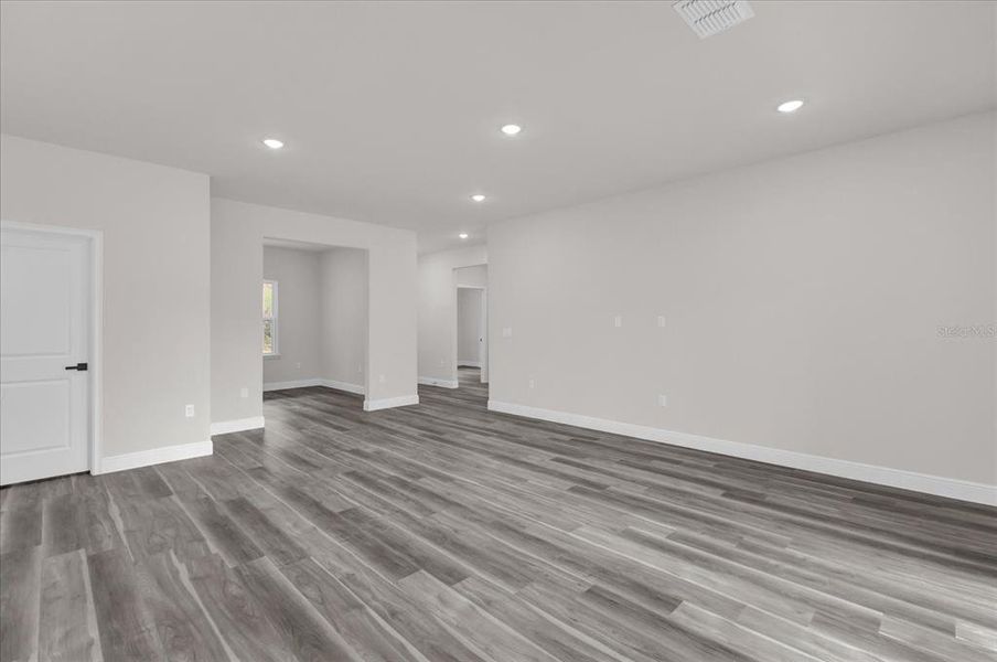 Spacious, unfurnished interior of a new home in , Ocala (Image 4).