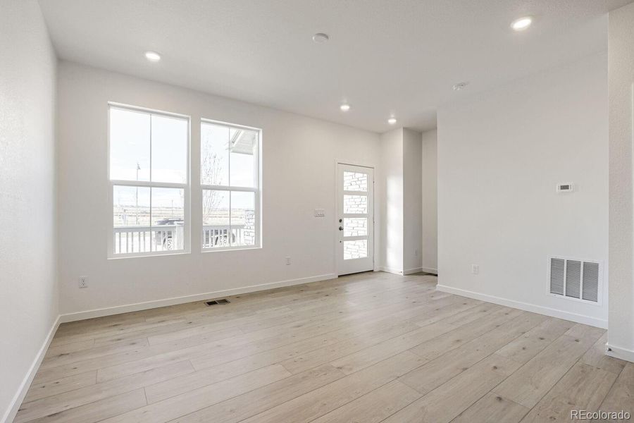 Spacious, unfurnished interior of a new home in Parterre, Thornton (Image 8).